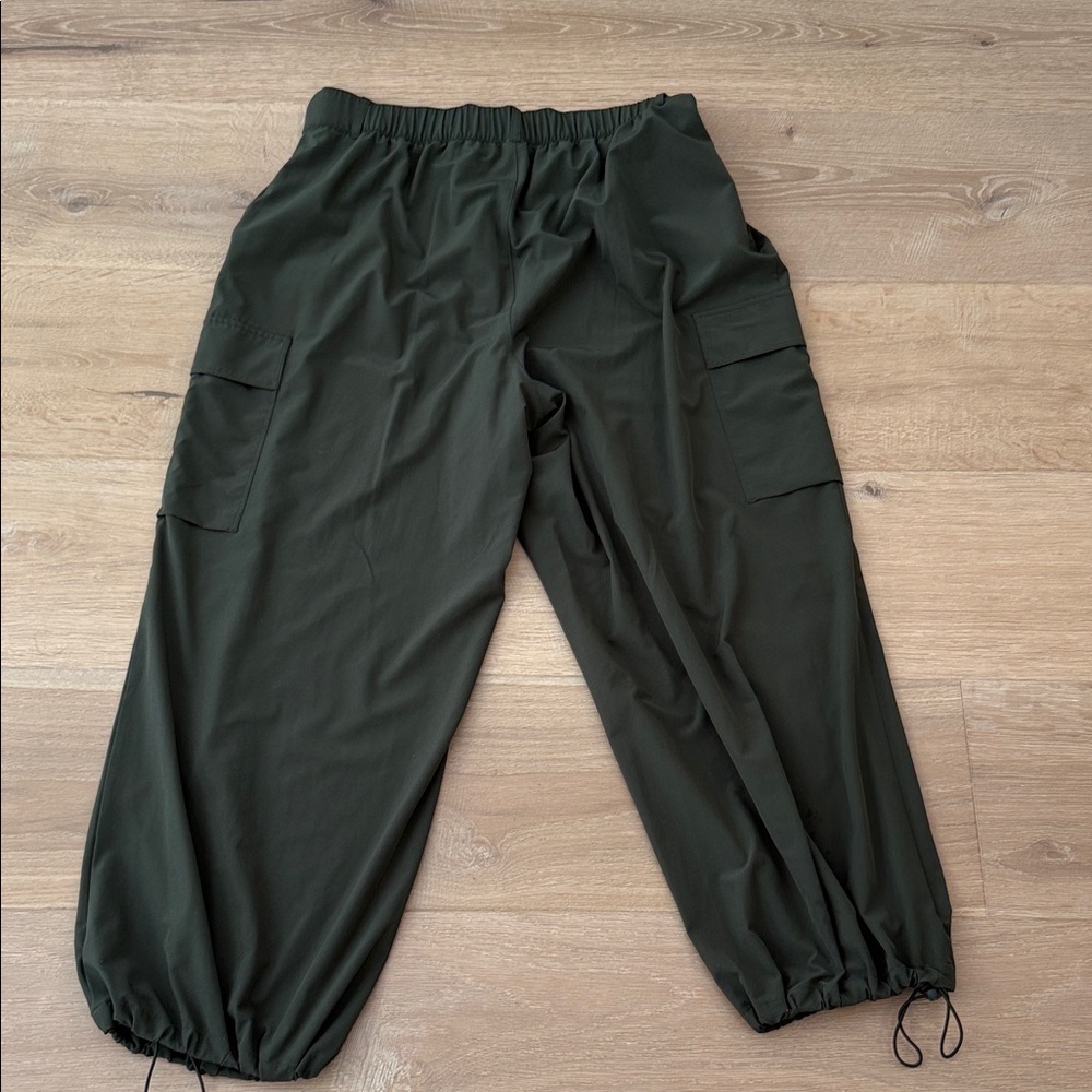 GapFit High Rise Runaround Cargo Joggers - Picture 3 of 3